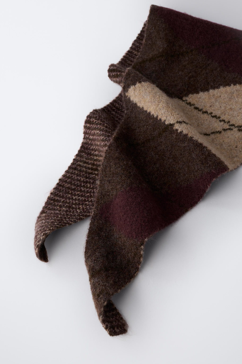 TRIANGULAR ARGYLE SCARF - Zara фото 3