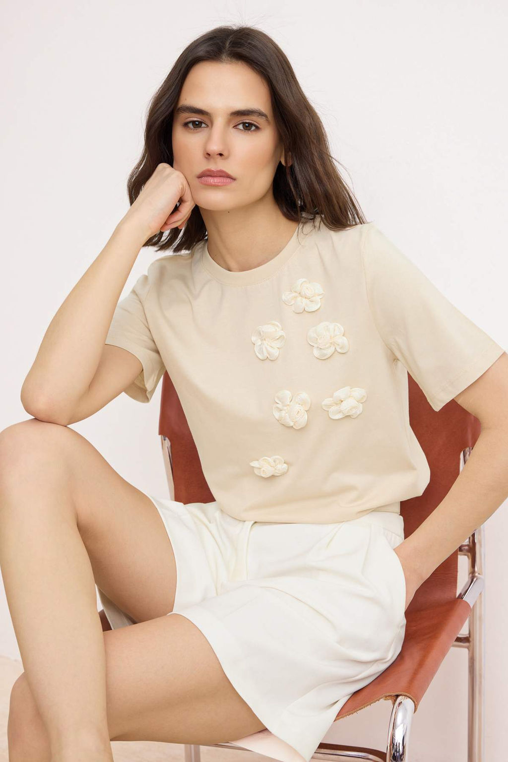 Trendyolmilla Ac?k Tas %100 Pamuk Aksesuar Cicek Detayl? Regular/Normal Kal?p Orme T-Shirt TWOSS25TS00026 фото 6