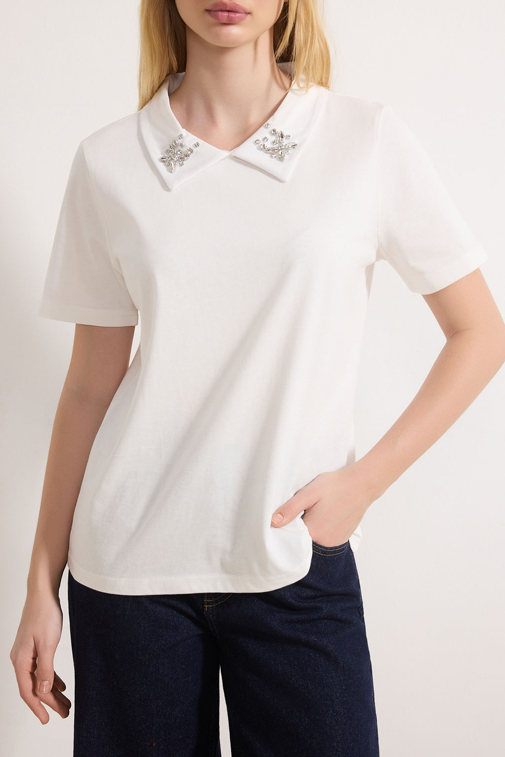 Beyaz Kal?n Pamuklu Polo Yaka Tas Detayl? Regular/Normal Kal?p Orme T-Shirt TWOSS25TS00052