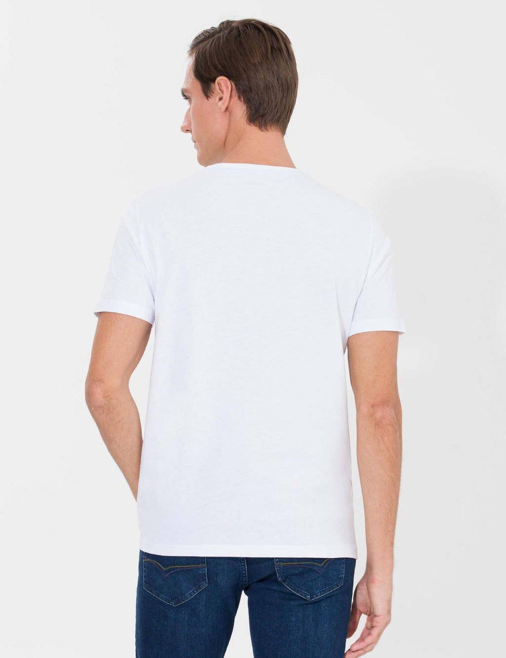 Белая футболка узкого кроя с круглым вырезом