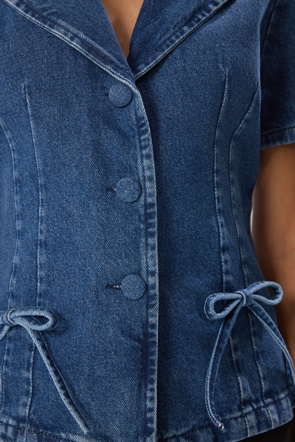 TRENDYOLMILLA Mavi Kurdele/Fiyonk Detayl? Denim Gomlek TWOSS25GO00122  фото 3