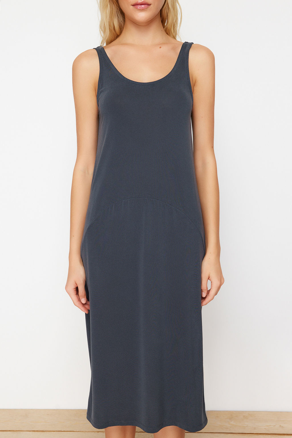 TRENDYOLMILLA Antrasit Ask?l? Havuz Yaka Modal Icerikli Shift/Duz Midi Orme Elbise TWOSS24EL00410