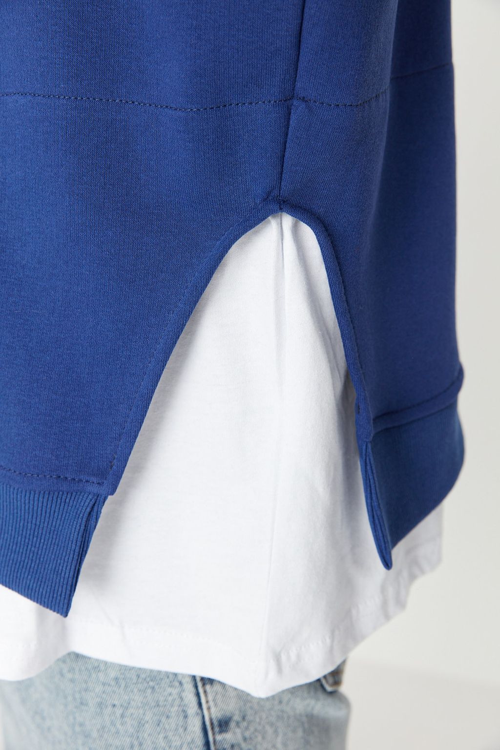 TRENDYOL MAN Lacivert Oversize/Genis Kesim Fit Kapusonlu Nak?sl? Panelli Sweatshirt TMNAW23SW00280 - Trendyolmilla фото 5