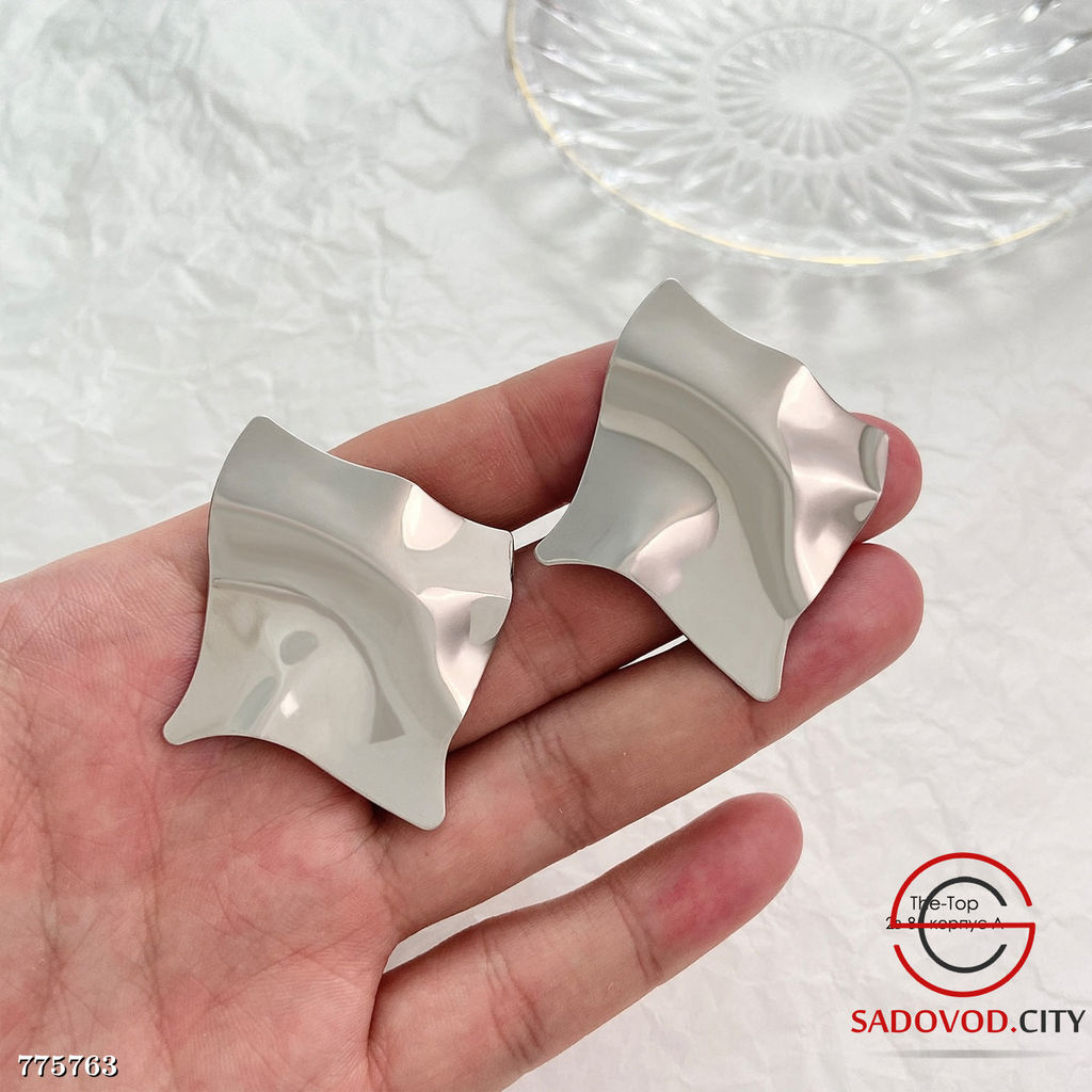 Крупные серьги расплавленный квадрат