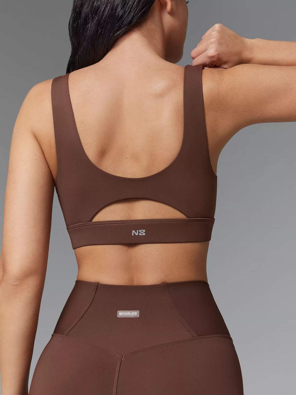 Спортивный топ-бра со средней поддержкой и фигурной вставкой на груди