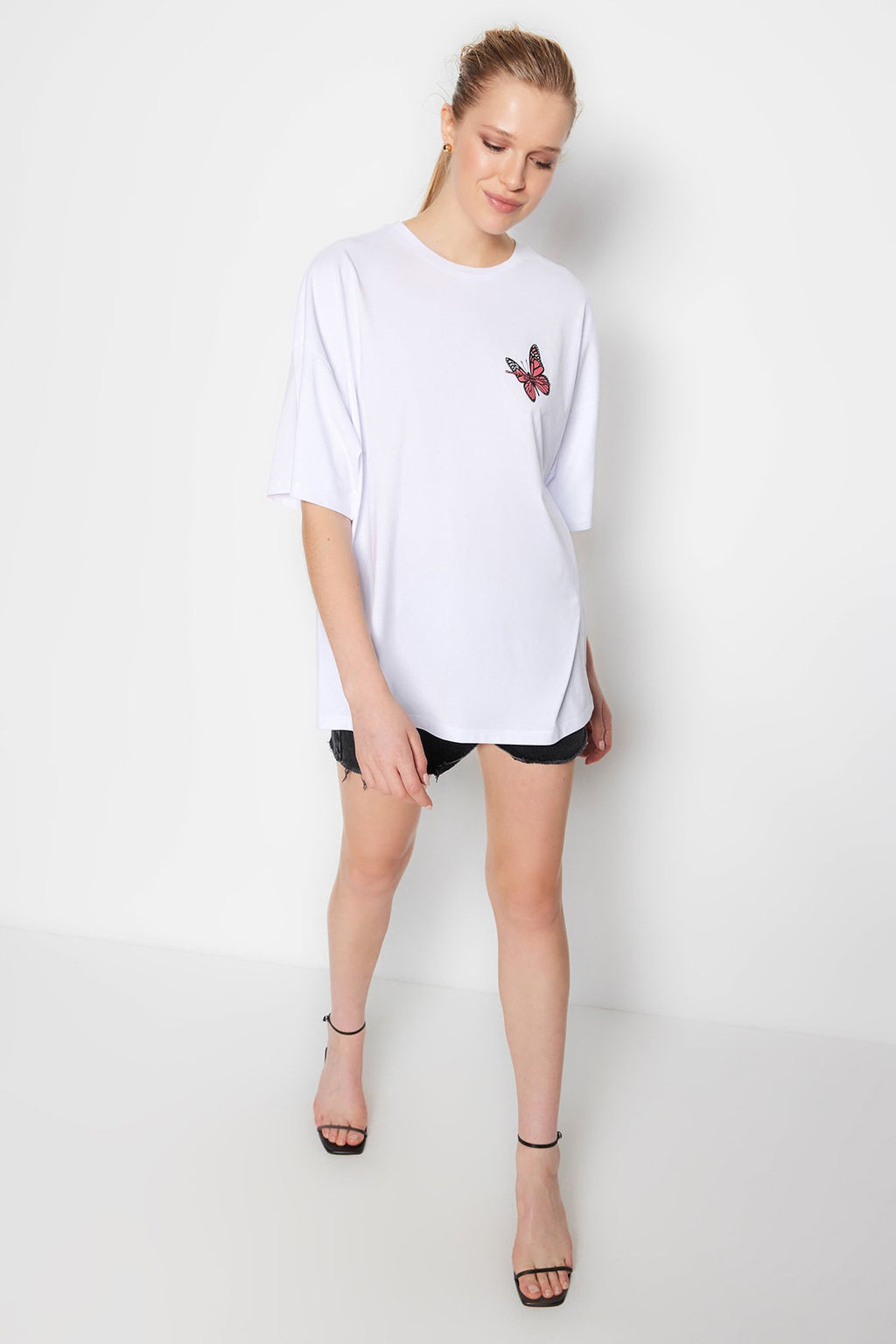 TRENDYOLMILLA Beyaz %100 Pamuk Gogus ve S?rt Bask?l? Oversize Orme T-Shirt TWOSS23TS00188 фото 7