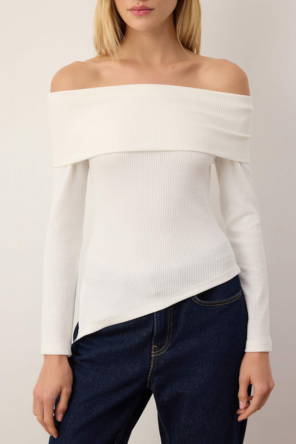 Ekru Carmen Yaka Asimetrik Fitted/Vucuda Oturan Orme Bluz TWOAW26BZ00255 - Trendyolmilla фото 3