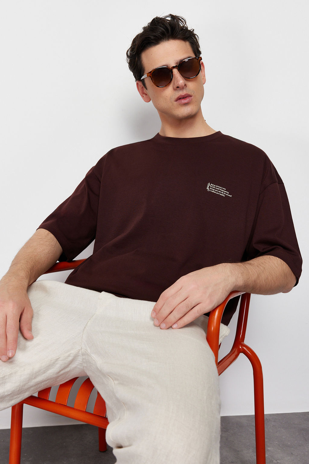 Koyu Kahverengi Oversize/Genis Kesim %100 Pamuklu Minimal Yaz? Bask?l? T-Shirt TMNSS23TS00084