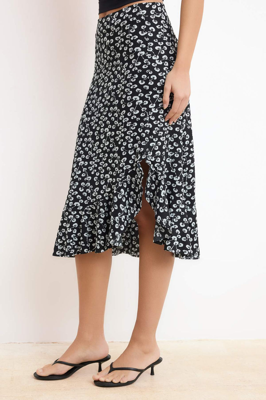 Siyah Bask?l? Buzgu Detayl? ve Volanl? Yuksek Bel Midi Esnek Orme Etek TWOSS21ET0029