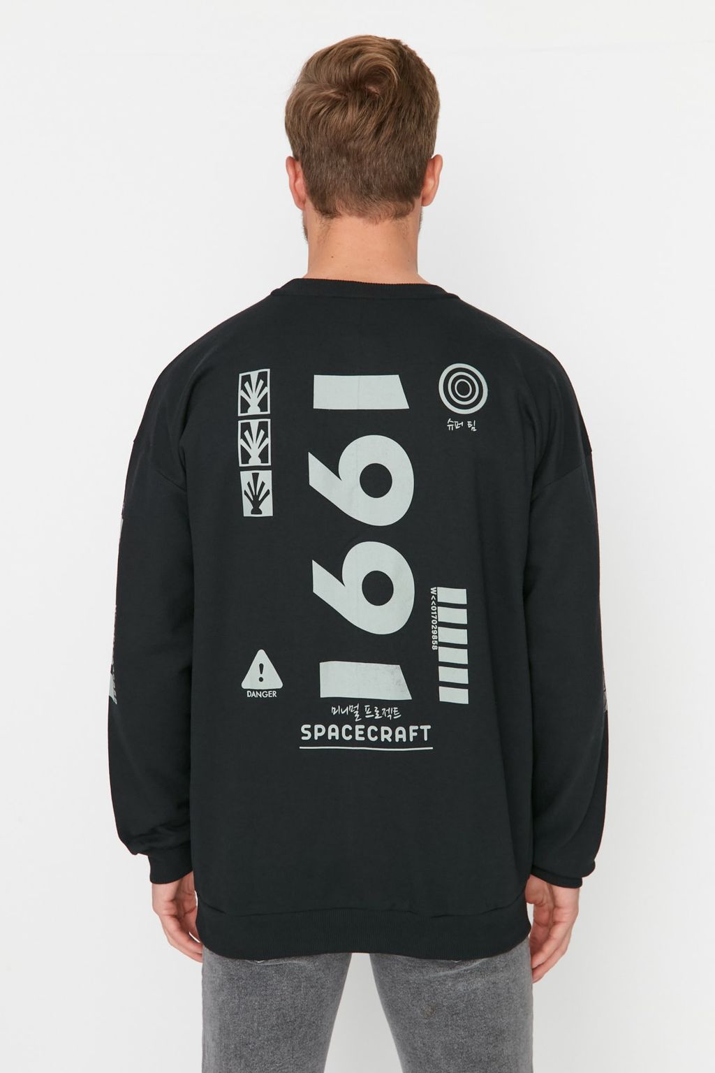 TRENDYOL MAN Siyah Oversize/Genis Kesim Yaz? S?rt Bask?l? Sweatshirt TMNAW22SW0801 - Trendyolmilla фото 5