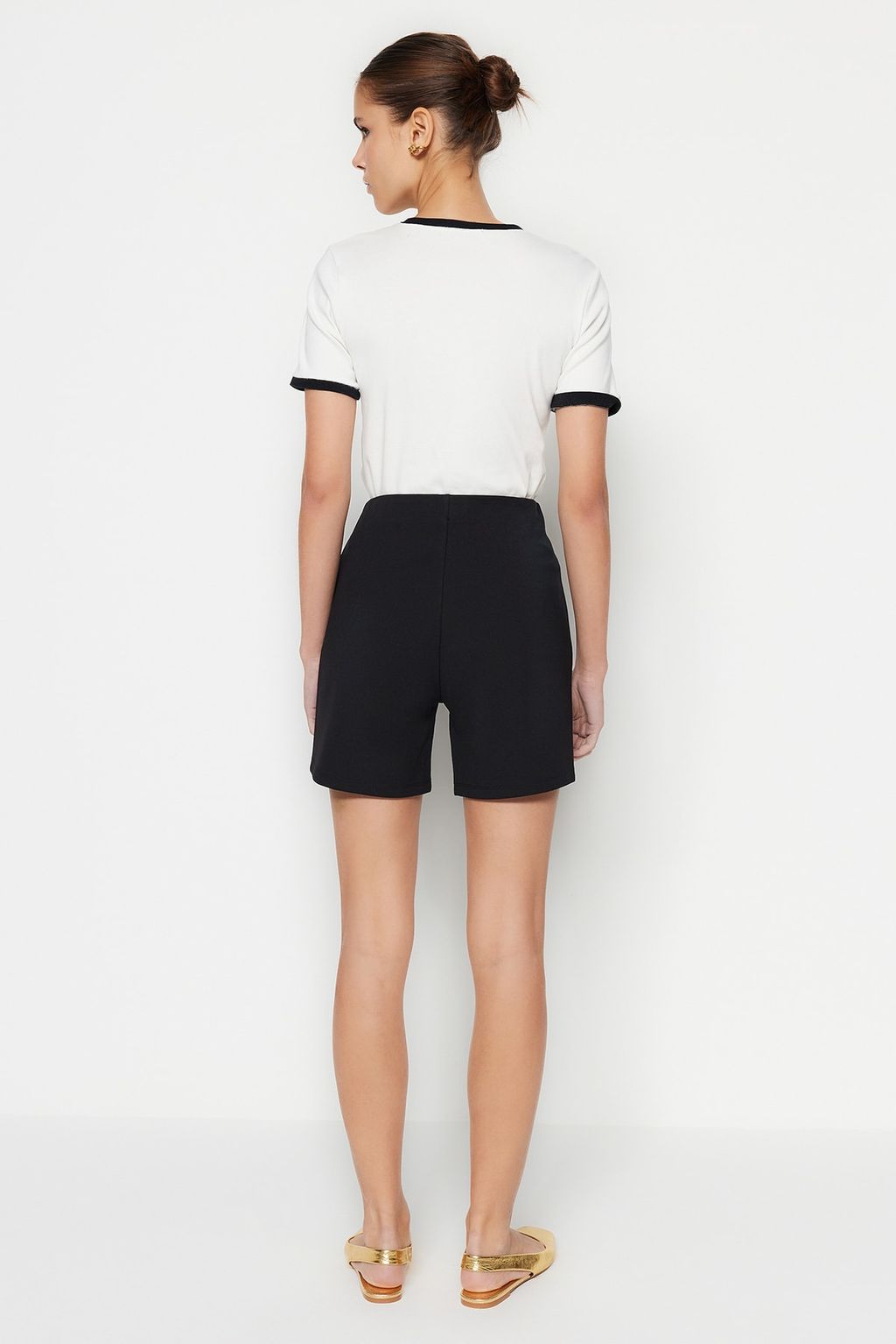 TRENDYOLMILLA Siyah Gold Dugme Detayl? Yuksek Bel Interlok Smart Orme Sort TWOSS23SR00116 фото 6