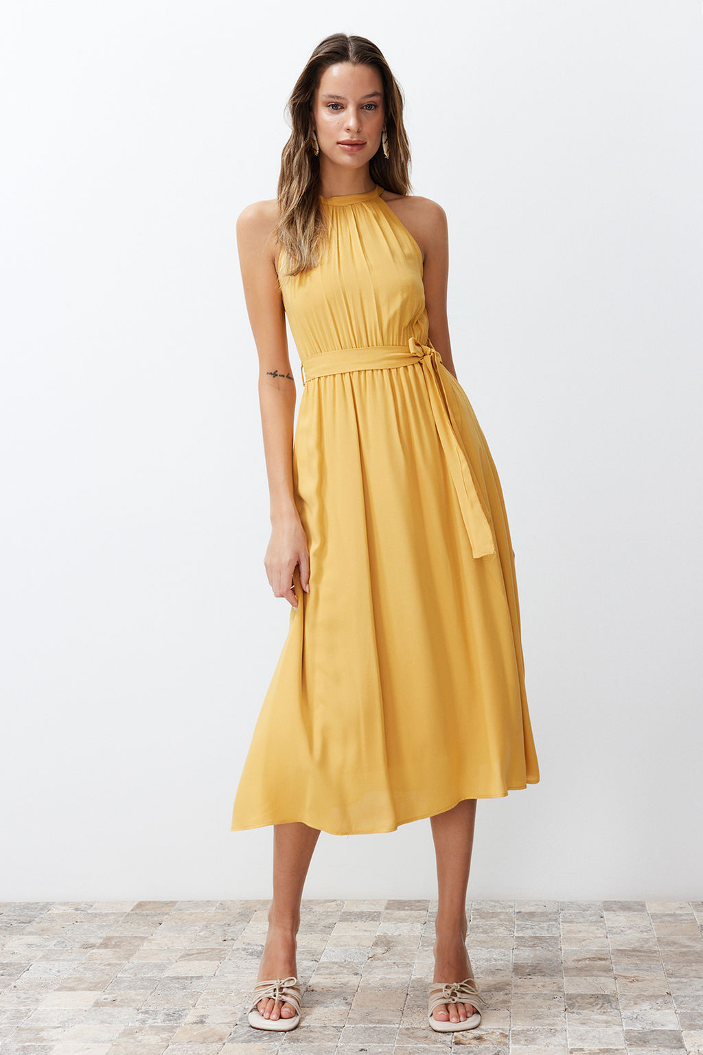 TRENDYOLMILLA Ac?k Kahverengi Kusakl? Duz Beli lastikli Kusakl? Midi Dokuma Elbise TWOSS19EL0155