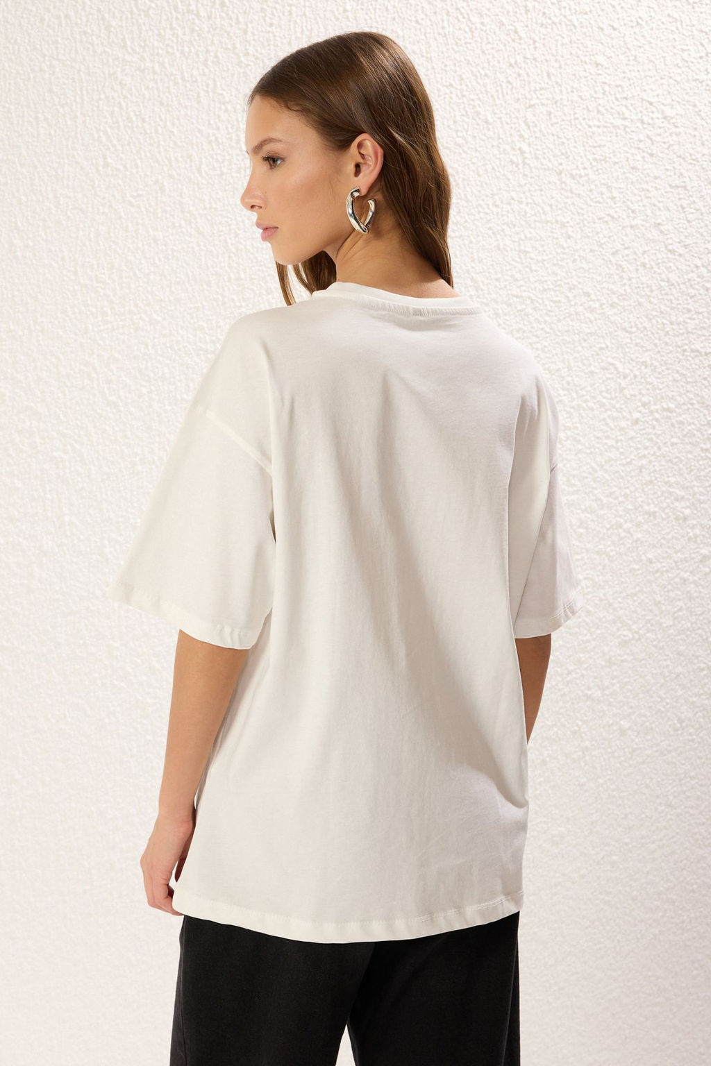 TRENDYOLMILLA Ekru %100 Pamuk Kabartma Bask?l? Oversize/Genis Kal?p Orme T-Shirt TWOSS25TS00081 фото 5