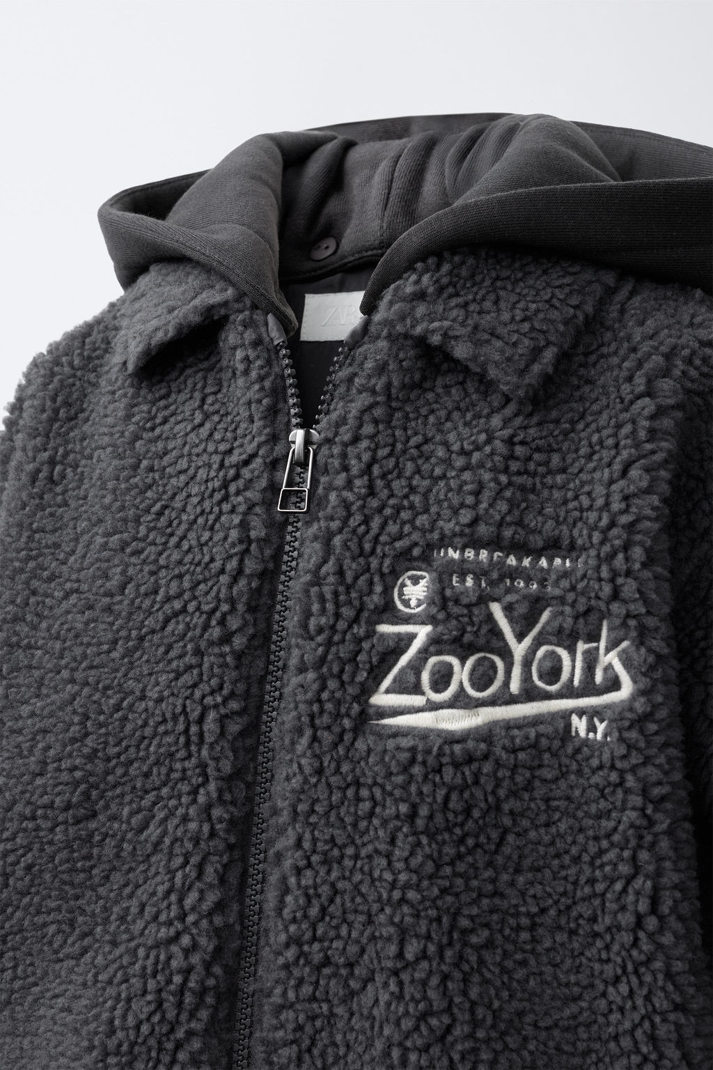 FAUX SHEARLING OVERSHIRT WITH REMOVABLE HOOD AND EMBROIDERED ZOO YORK® X ZARA DETAIL  фото 6