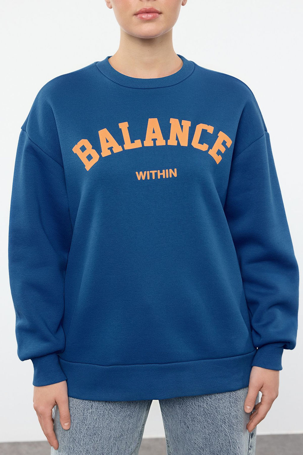 TRENDYOLMILLA Lacivert Slogan Bask?l? Oversize/Genis Kal?p Orme Sweatshirt TWOAW25SW00033  фото 3