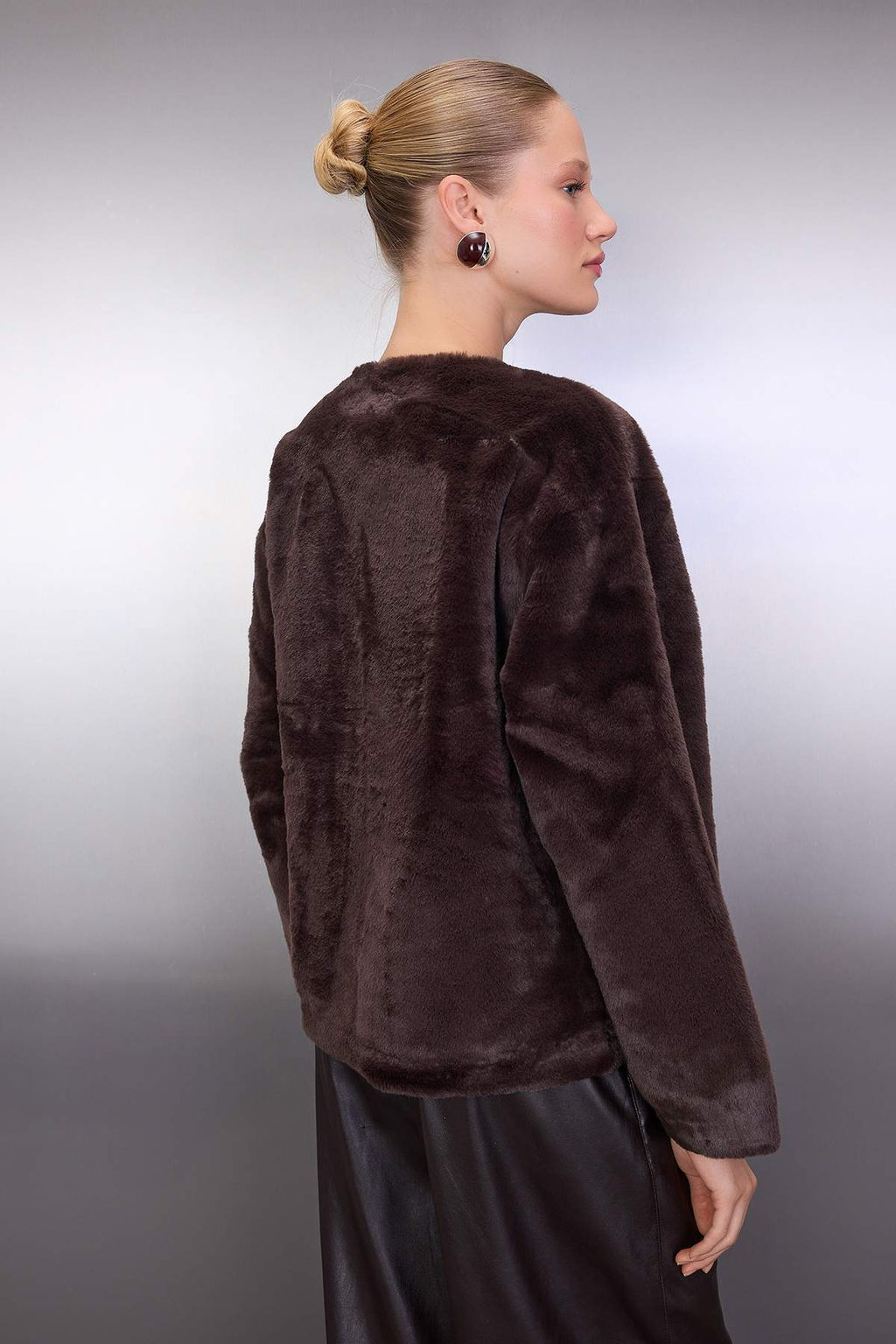 Kahverengi Oversize Kal?p Baglama Detayl? Pelus Ceket Mont TWOAW26MO00055