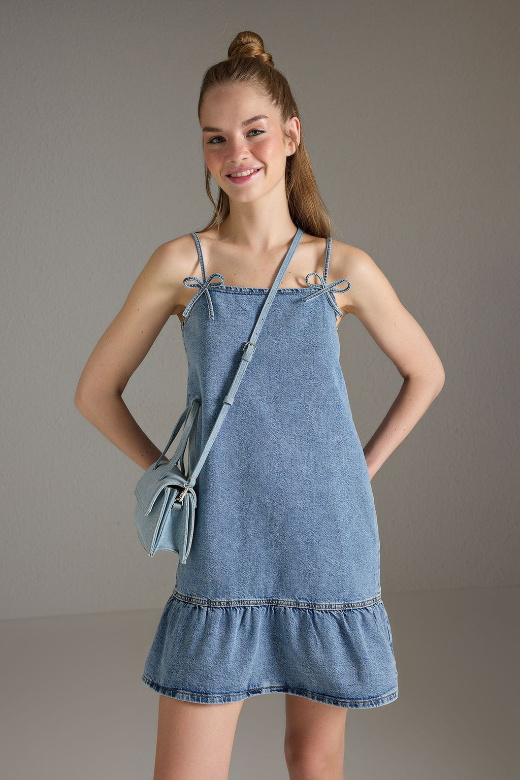 Trendyolmilla Ac?k Mavi Fiyonk/Kurdele Detayl? Etegi Volanl? Mini Denim Elbise TWOSS25EL00736  фото 2