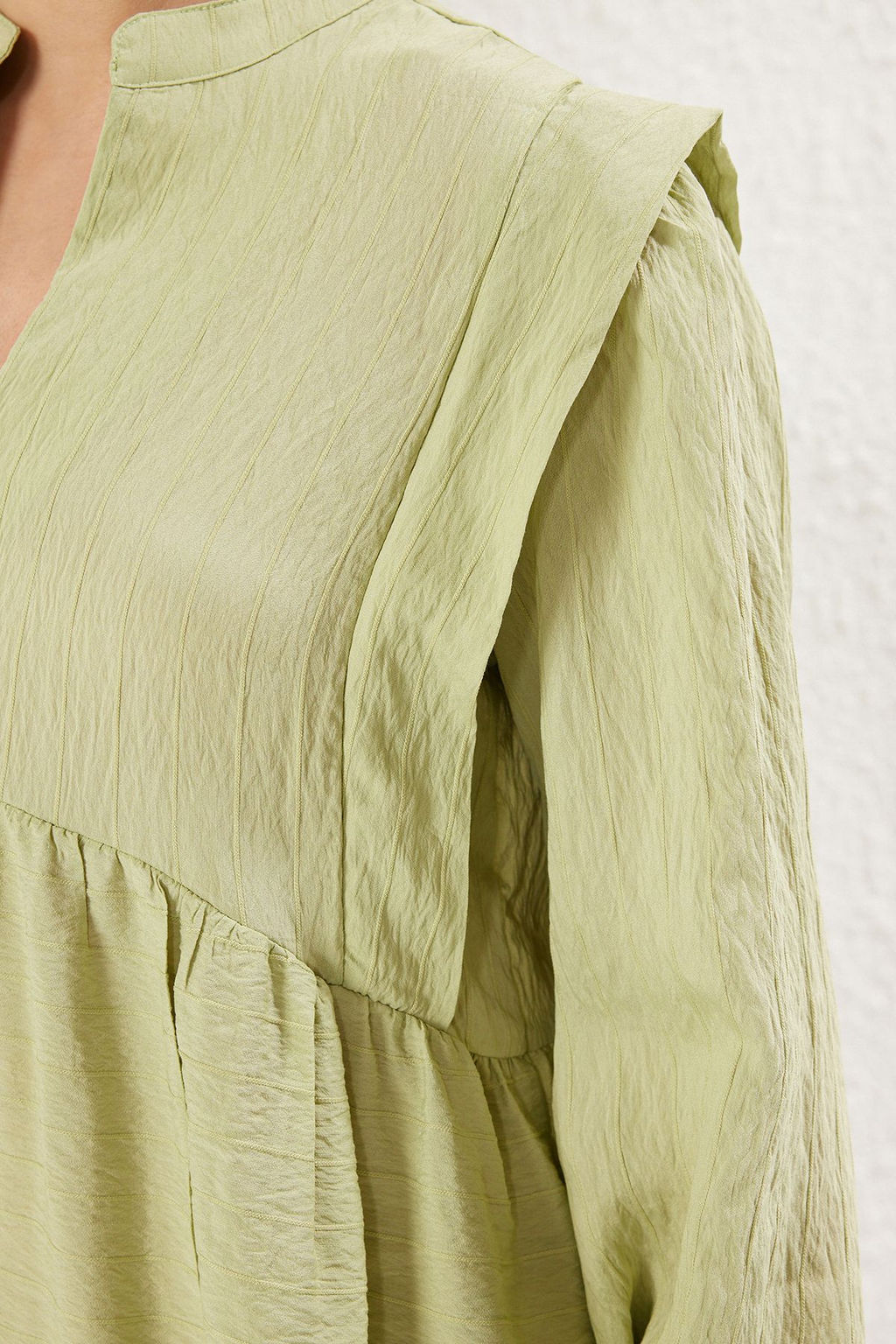 TRENDYOLMILLA Yesil Duz Rahat Kesim V Yaka Mini Dokuma Elbise TWOSS25EL00049 фото 9