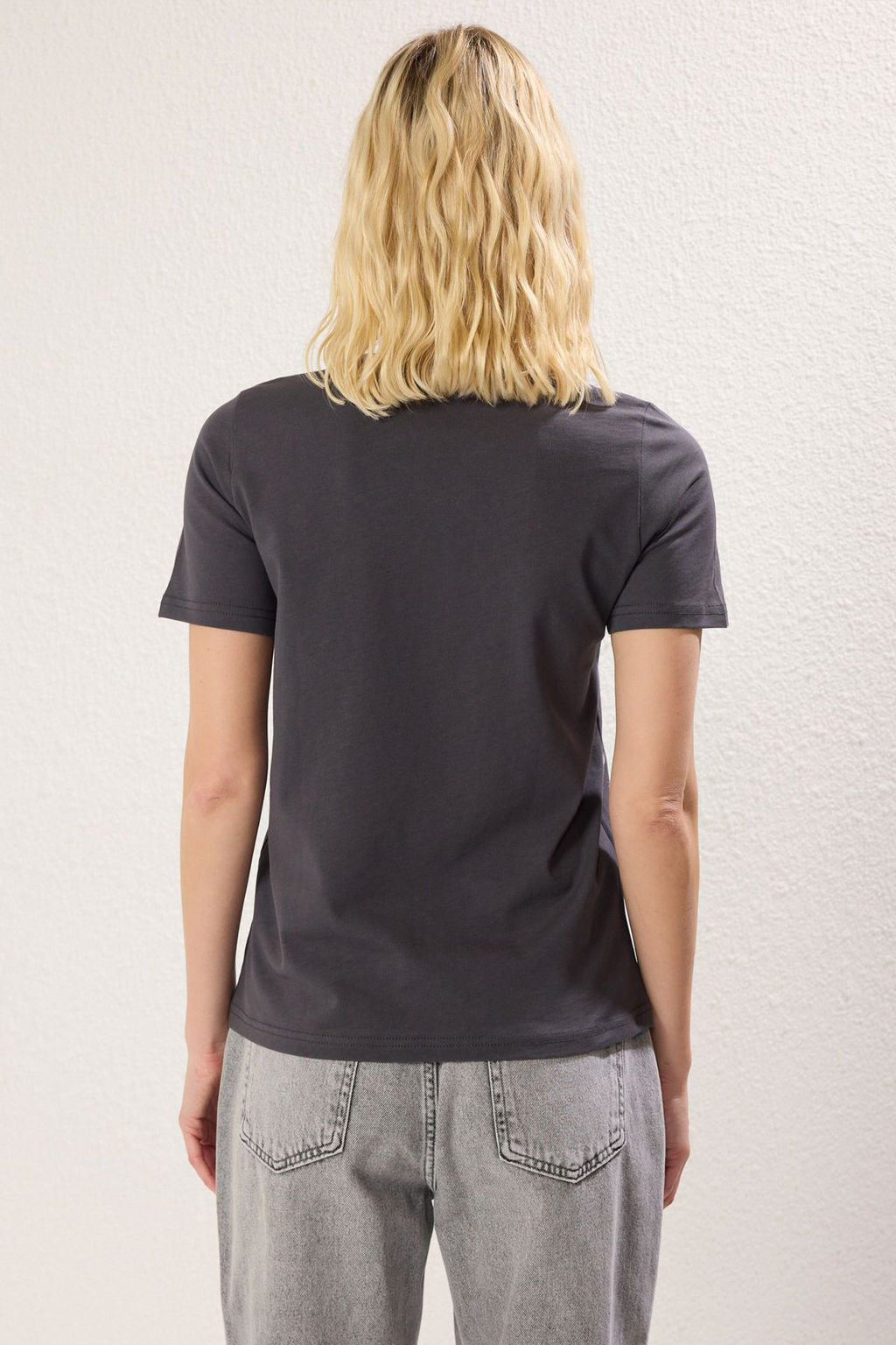 TRENDYOLMILLA Antrasit %100 Pamuk Regular/Normal Kal?p Ayna Aksesuarl? Orme T-Shirt TWOSS25TS00091  фото 6