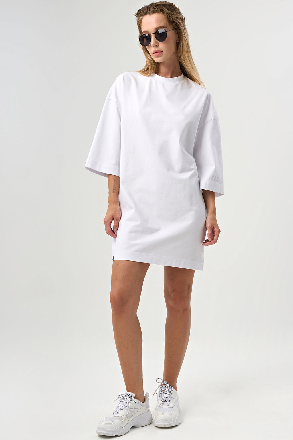 Платье-футболка с принтом на руке зеленый - Fly фото 11