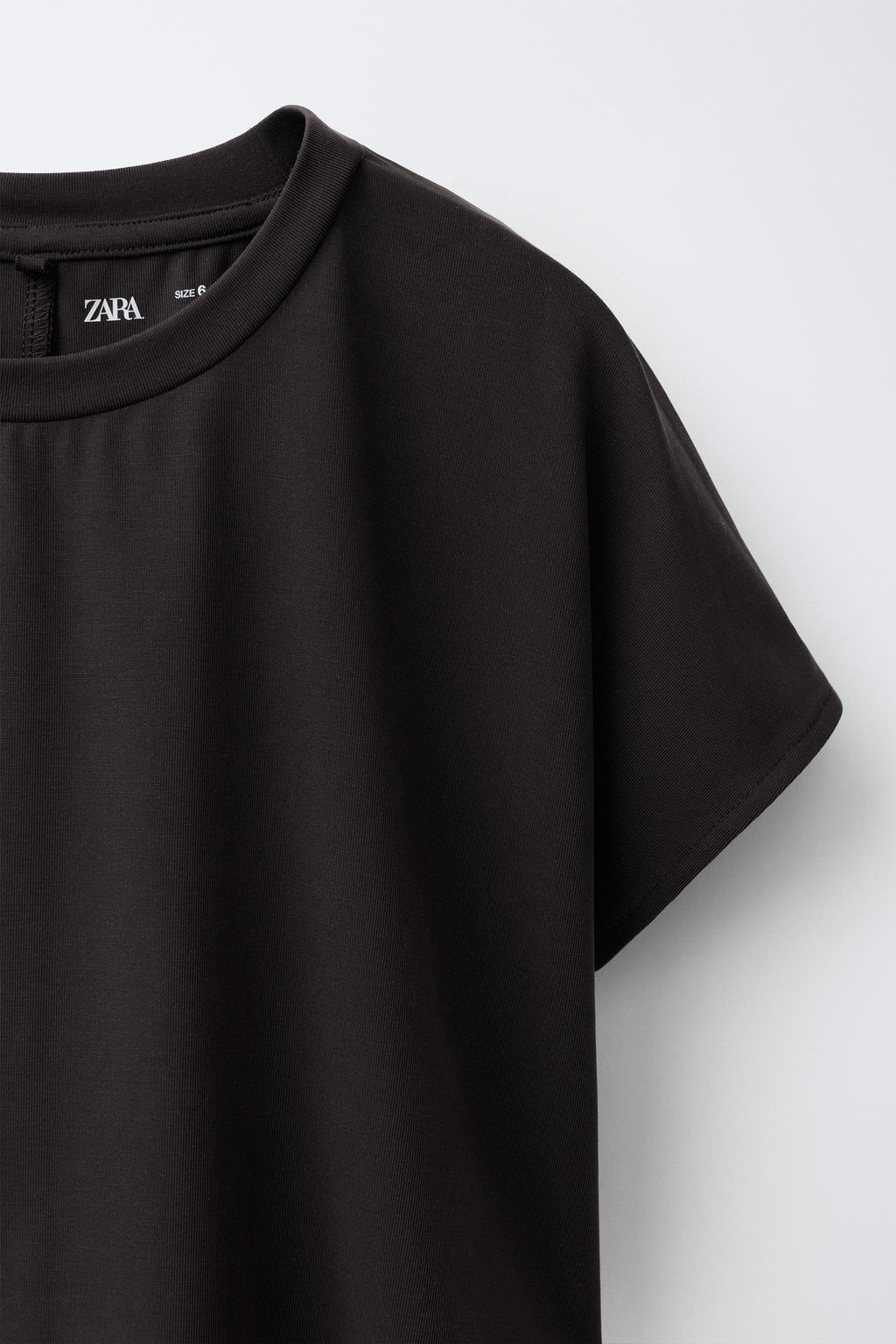 CAMISETA FLUIDA GYM CON MODAL / Gris antracita