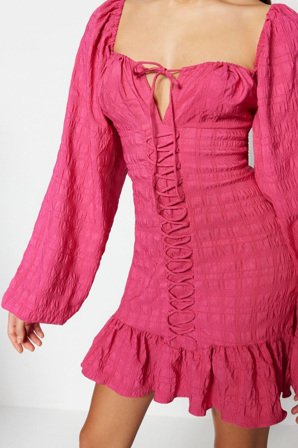 TRENDYOLMILLA Bridal Ekru Vucuda Oturan Dokulu Astarl? Dokuma K?sa Dugun/Nikah S?k Abiye Elbise TPRSS23EL00024  фото 5