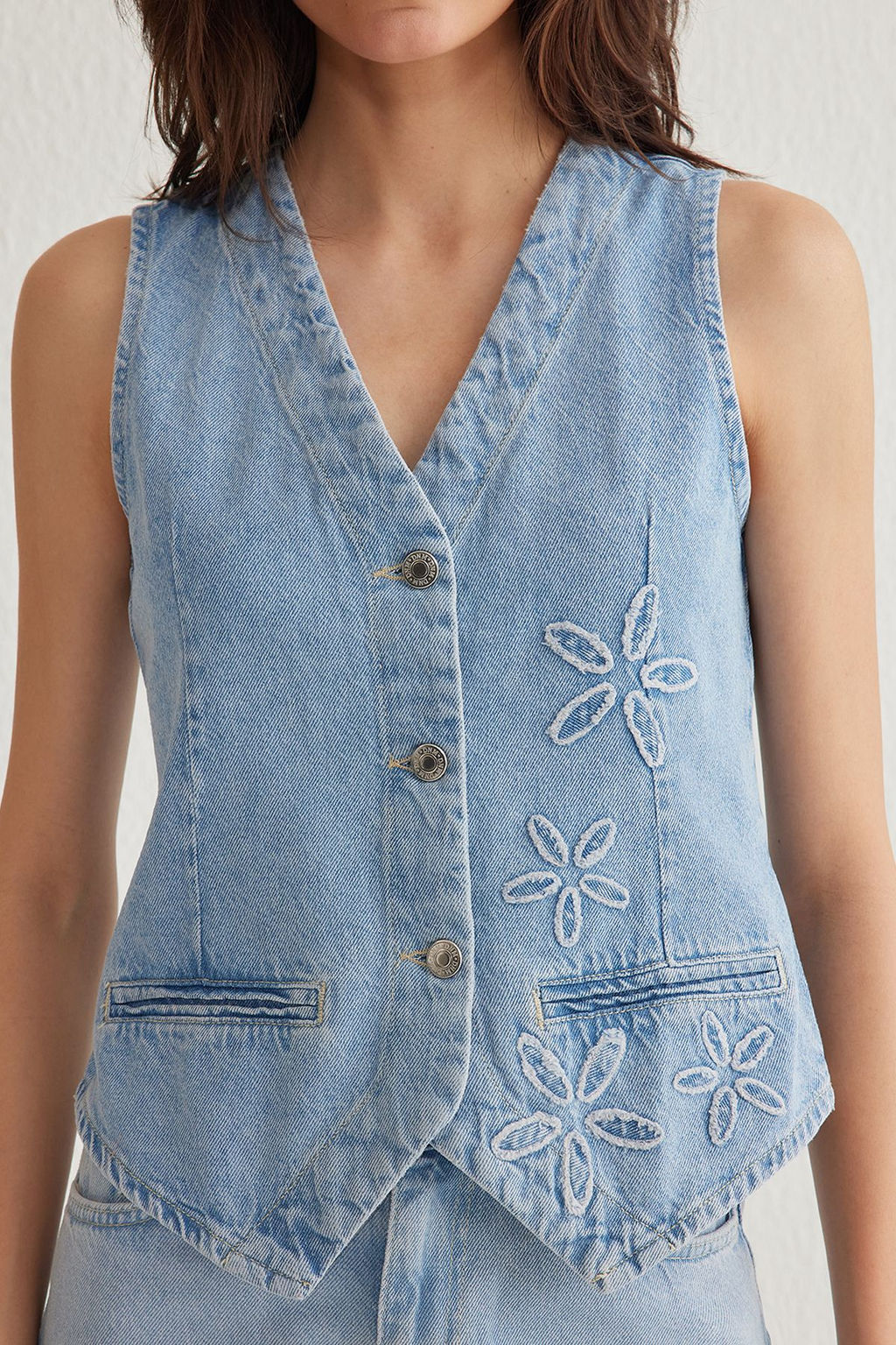 TRENDYOLMILLA Ac?k Mavi Cicek Nak?sl? V Yaka Denim Yelek TWOSS25YE00003  фото 3