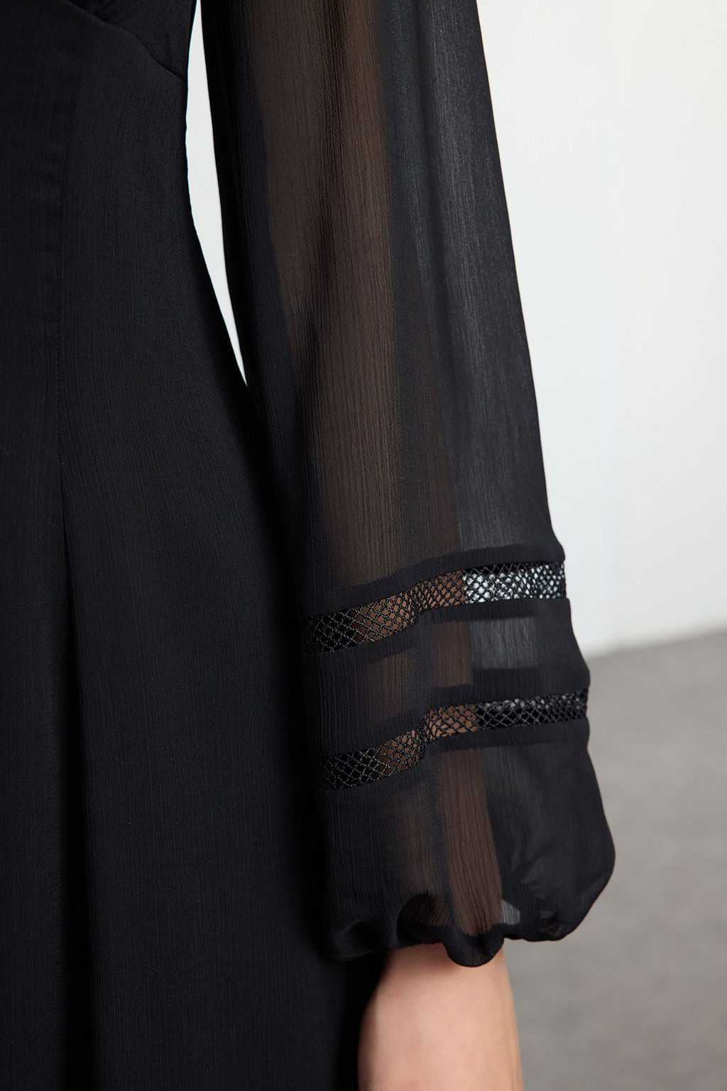 TRENDYOLMILLA Siyah A Kesim V Yaka Aksesuar Detayl? Sifon Astarl? Mini Dokuma Elbise TWOSS24EL01099 фото 4