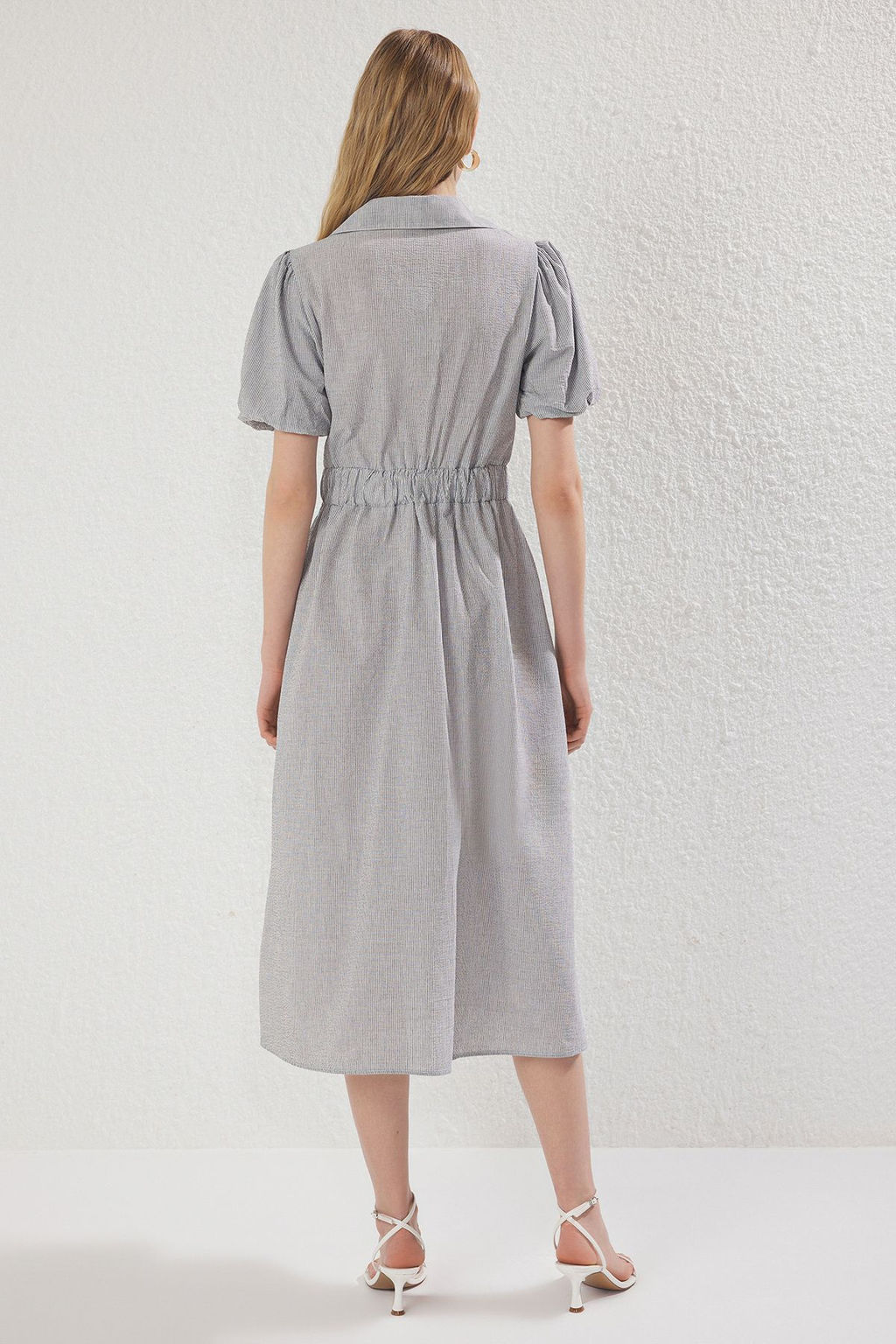 TRENDYOLMILLA Siyah Cizgili Bel Detayl? Midi Dokuma Elbise TWOSS23EL02233  фото 4