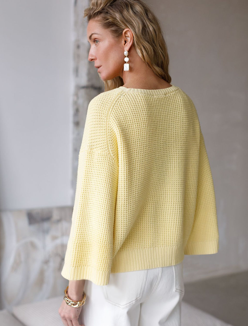 Укороченный джемпер с широкими рукавами рельефной вязки из хлопка с акрилом