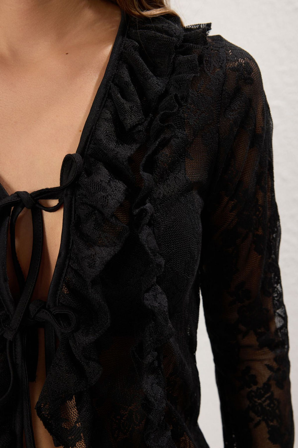 Trendyolmilla Siyah Dantel Fitted/Vucuda Oturan Buzgu/Drape ve Baglama Detayl? Esnek Orme Bluz TWOSS25BZ00270  фото 4