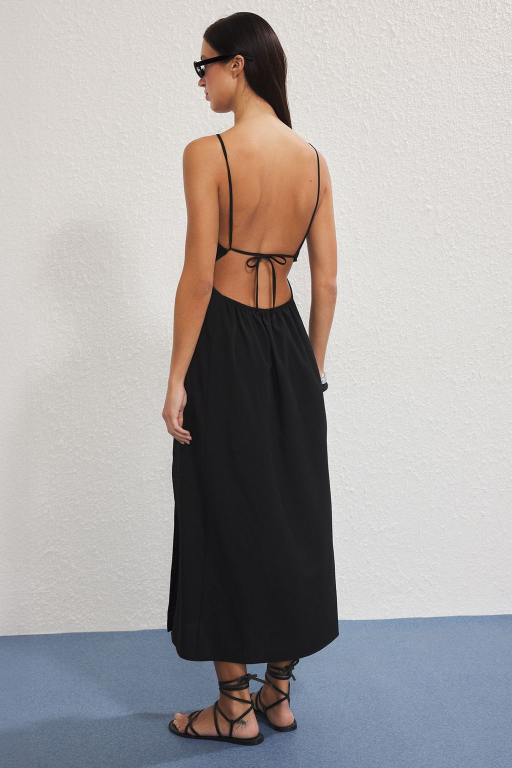 Trendyolmilla Siyah Dokuma Baglama Detayl? Plaj Elbise TBESS25EL00137  фото 4