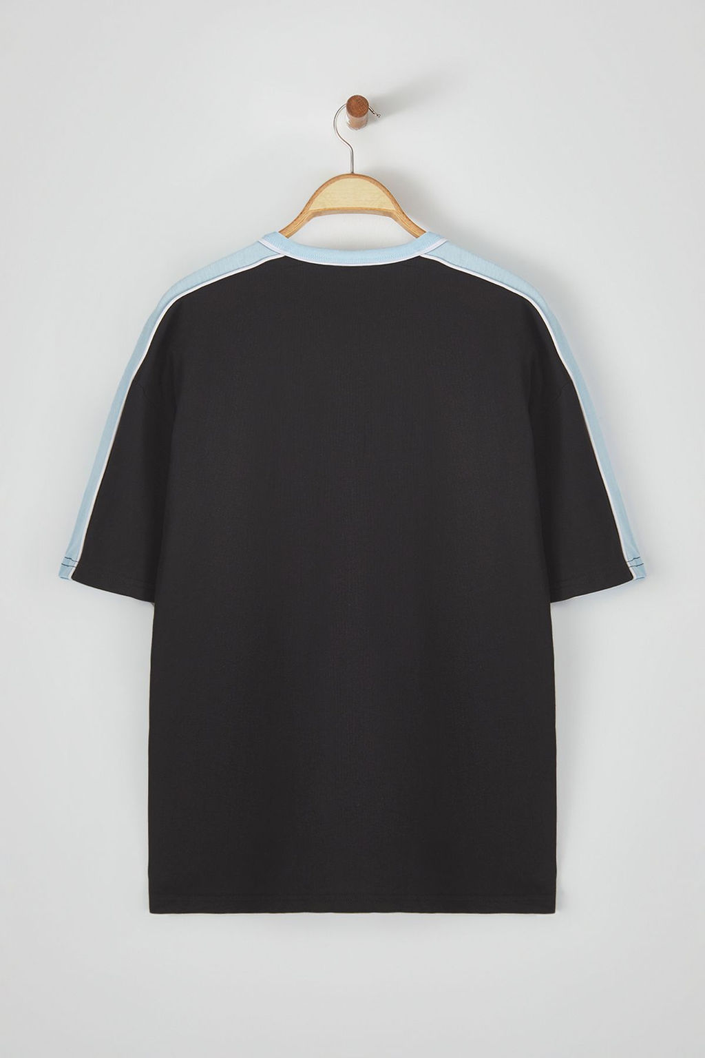 Trendyolmilla Man Siyah Oversize/Genis Bisiklet Yaka Renk Bloklu Yaz? Bask?l? %100 Pamuklu T-Shirt TMNSS25TS00018  фото 2