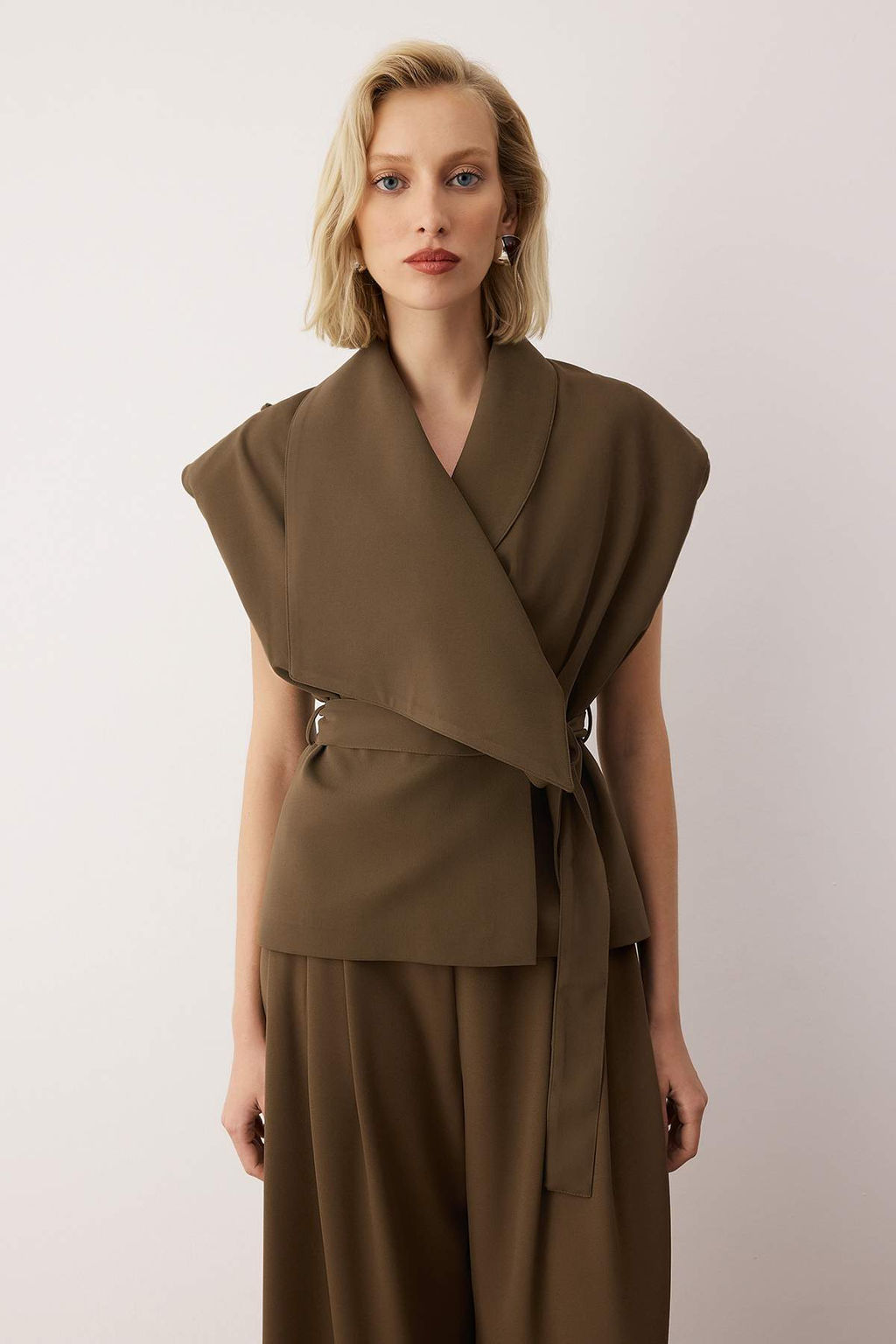 EXCLUSIVE Ac?k Haki Fitted Dokumlu Kumas Belden Oturmal? Vatkal? Astarl? Yelek TWOAW26YE00062 - Trendyolmilla фото 2