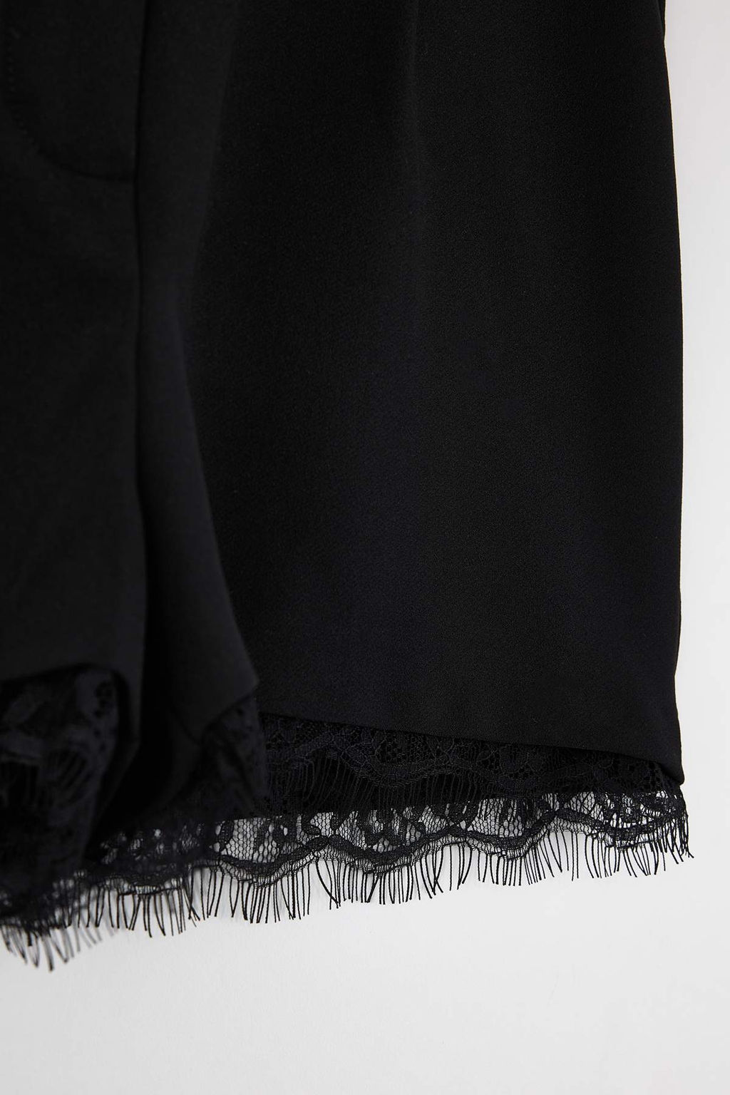 Siyah Dantel Serit Detayl? Dokuma Sort & Bermuda TPRSS26SR00002