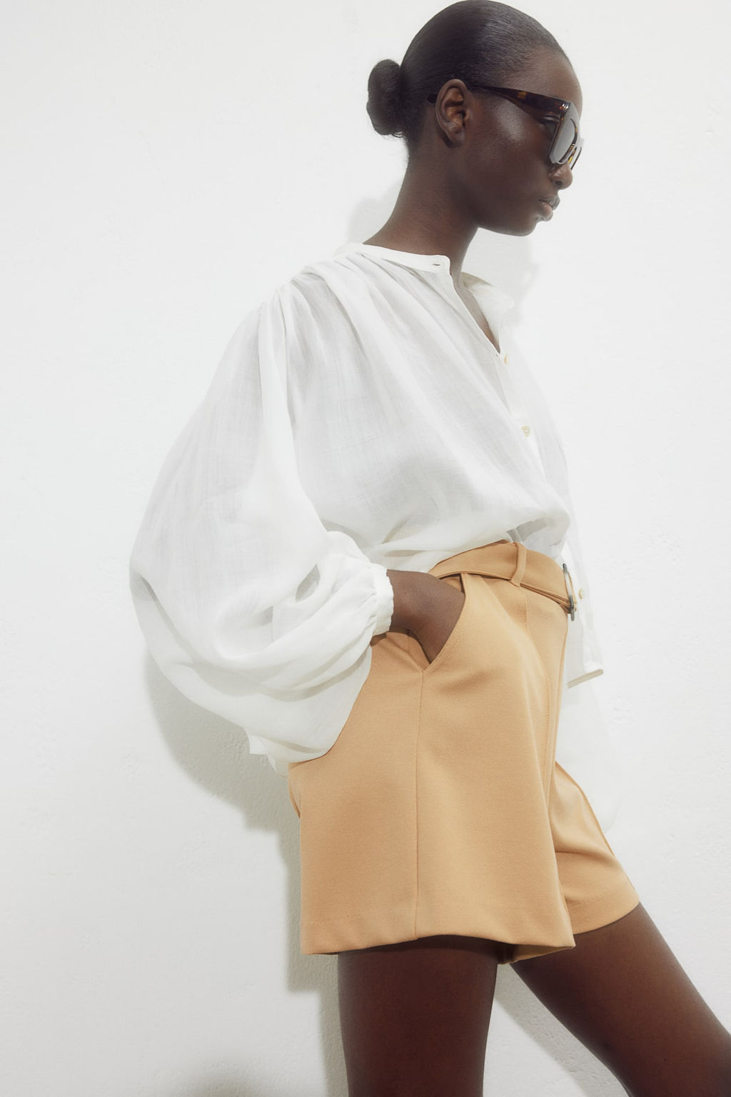 Pantalon corto con cinturon - H&m фото 3