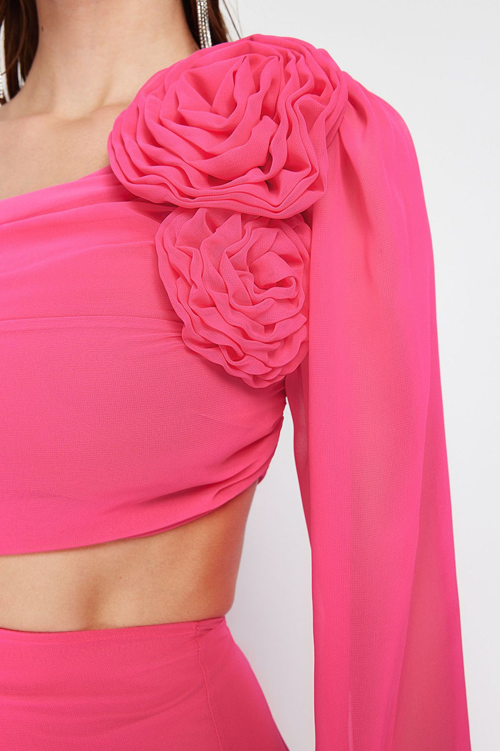 TRENDYOLMILLA Fusya A-Kesim Astarl? Pencere/Cut Out Detayl? Sifon Degrade S?k Abiye Elbise TPRSS23AE00077  фото 5