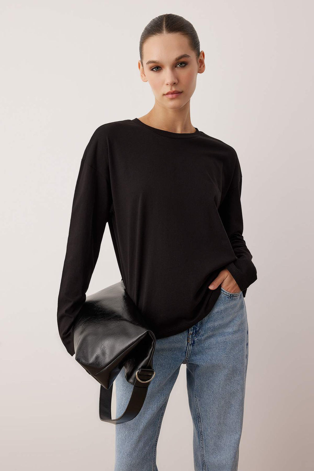 TRENDYOLMILLA Siyah-Beyaz 2li Paket %100 Suprem Oversize/Genis Kesim Orme T-Shirt TWOAW25TS00004  фото 18