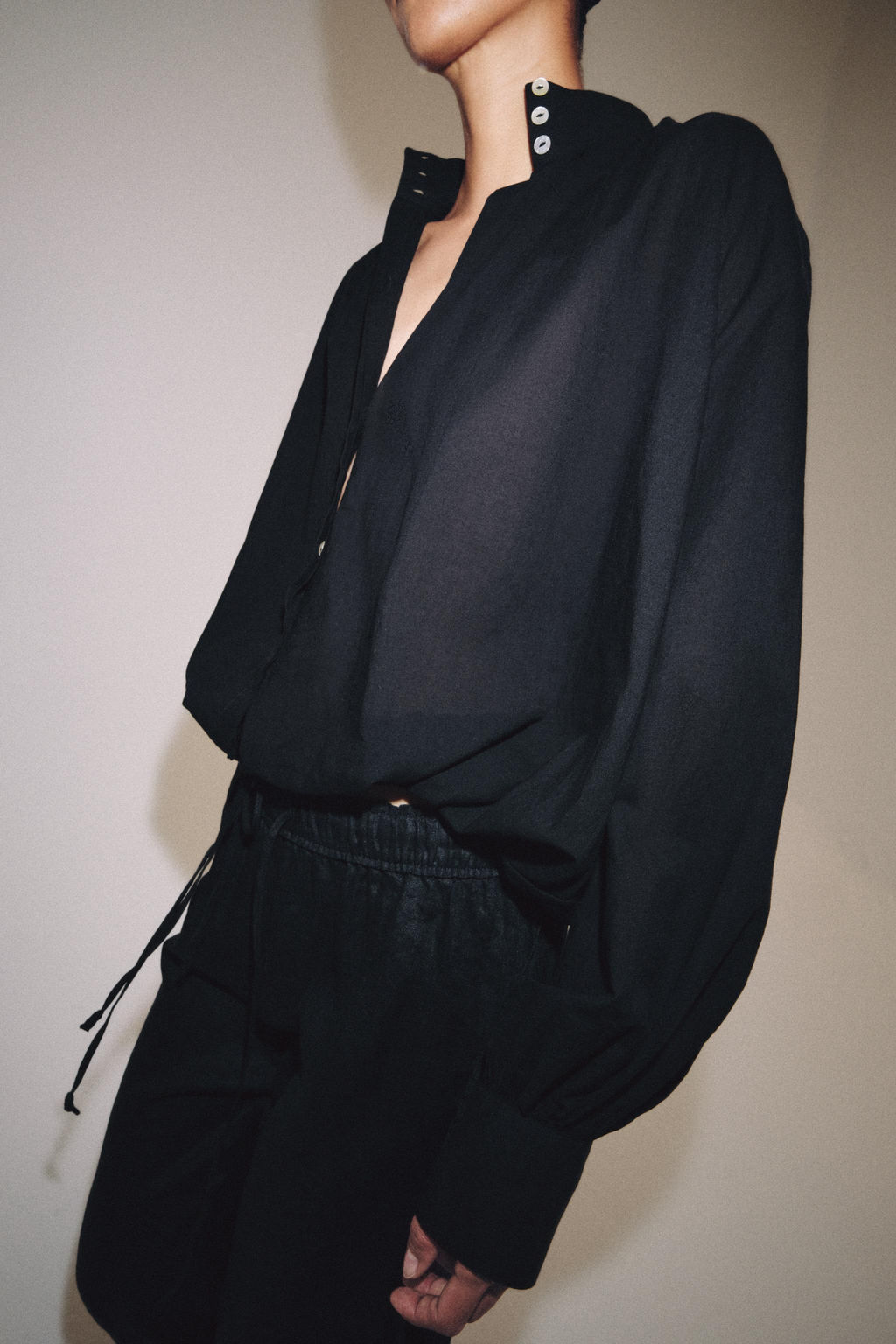 CAMISA CUELLO SUBIDO ZW COLLECTION / Negro