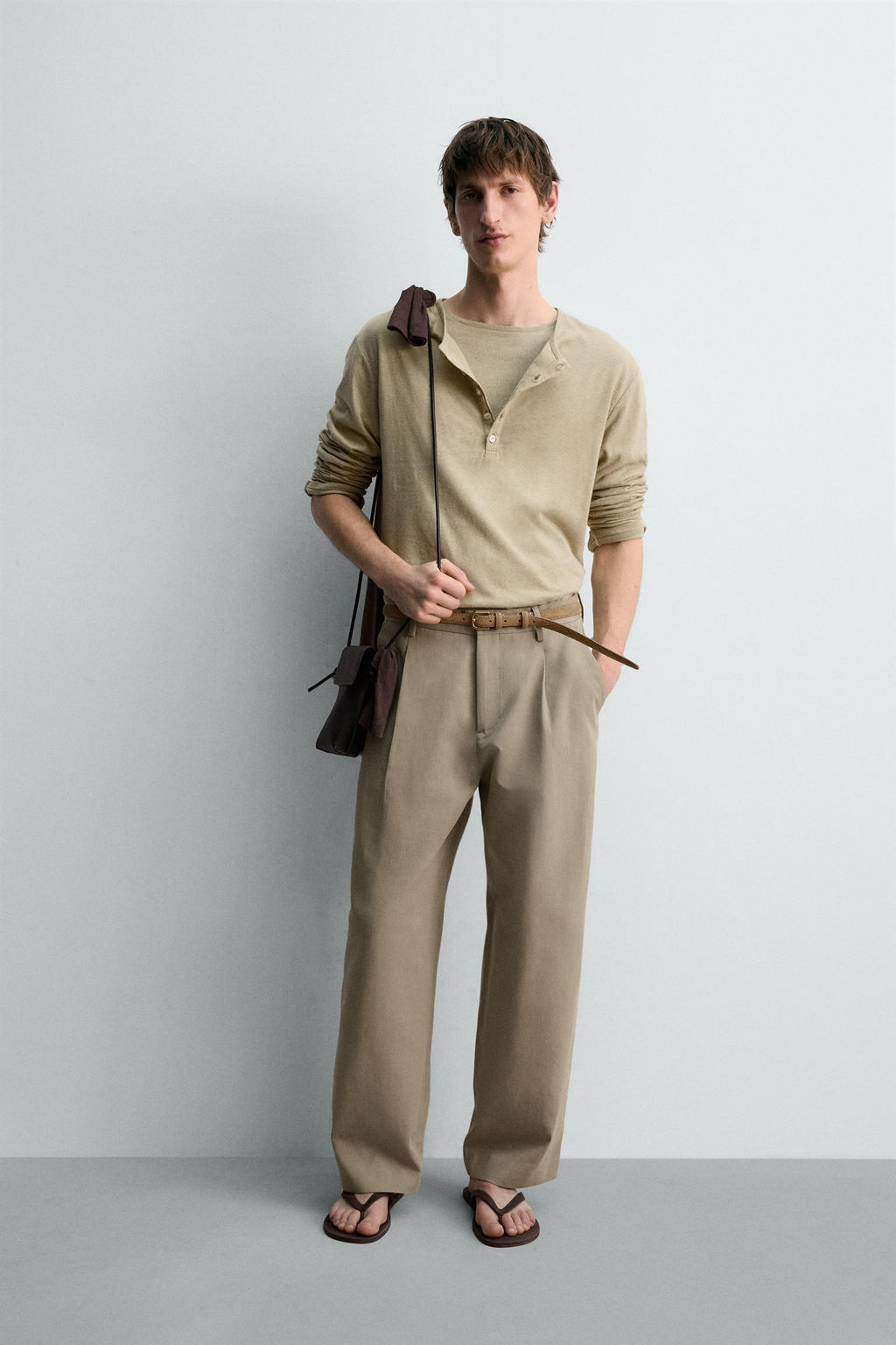 PANTAL?N STRAIGHT FIT PLIEGUES LIMITED EDITION / Khaki claro