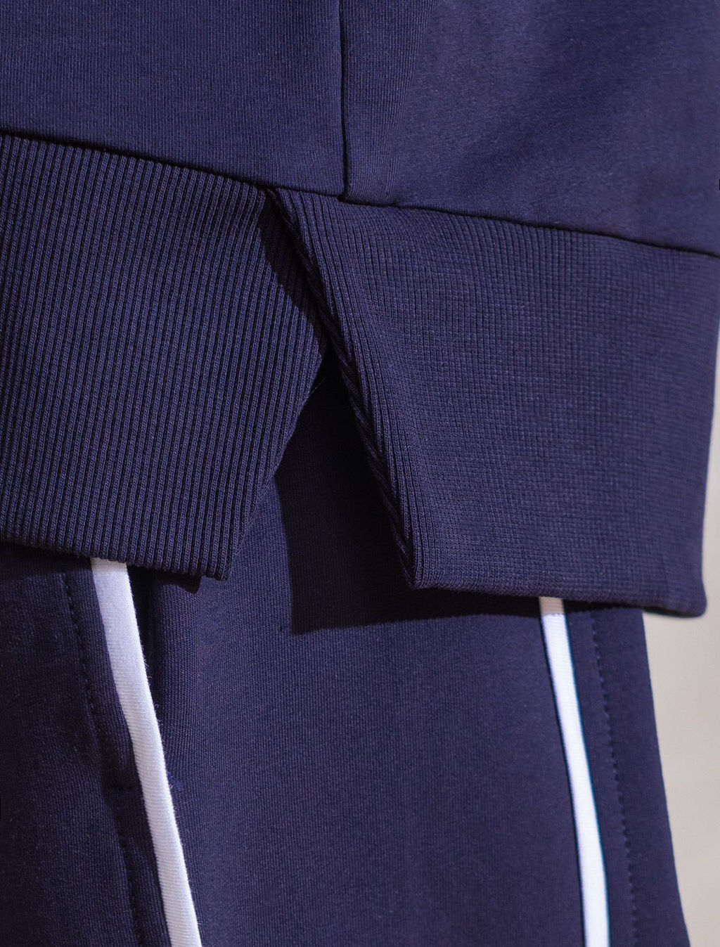 Свитшот с лампасами и разрезами из эластичного футера двухнитки без начеса - Vilatte фото 4