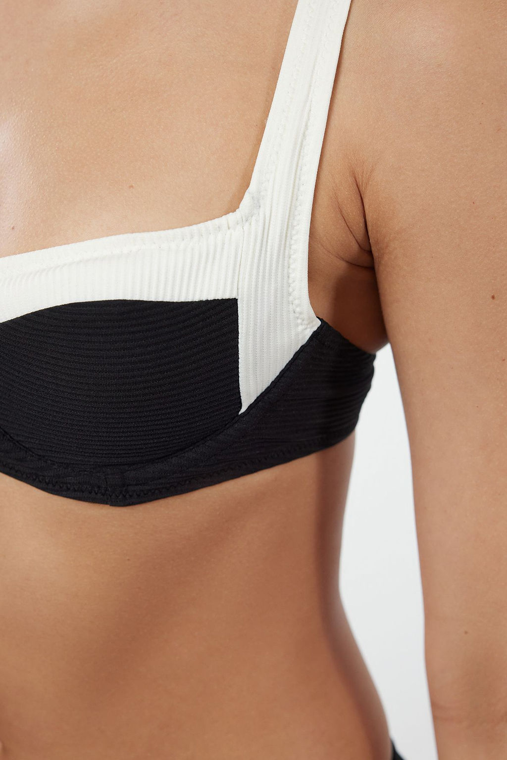 Siyah Balkonet Dokulu Regular Bikini Tak?m? TBESS24BT00151