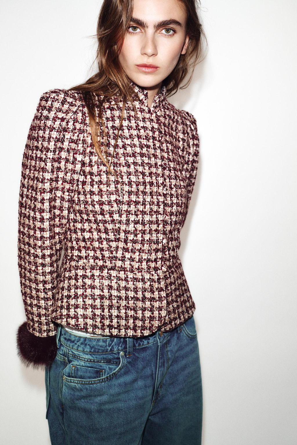 STRUCTURED BLAZER WITH FAUX FUR CUFFS