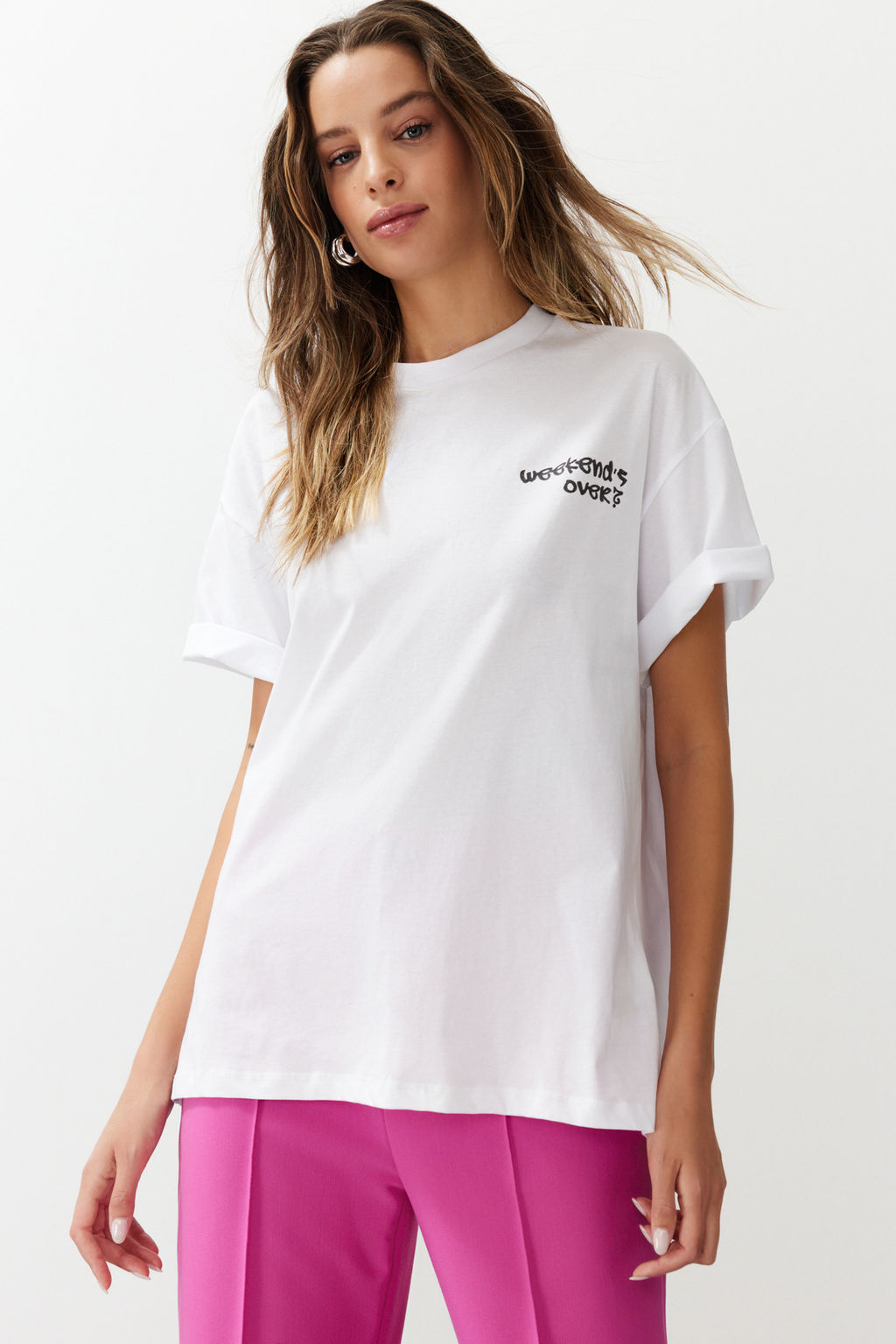 TRENDYOLMILLA Beyaz %100 Pamuk Ay?c?k Bask?l? Oversize/Genis Kal?p K?sa Kollu Orme T-Shirt TWOSS24TS00173 фото 2