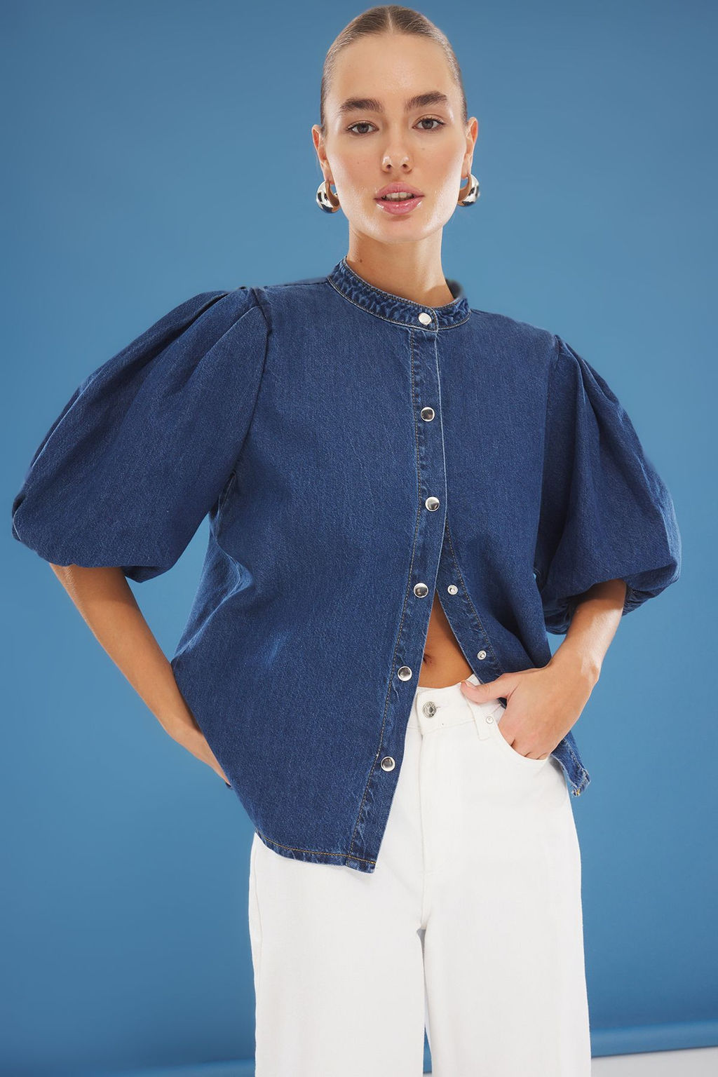 TRENDYOLMILLA Mavi Volanl? Balon Kollu Hakim Yaka Denim Gomlek TWOSS25GO00114