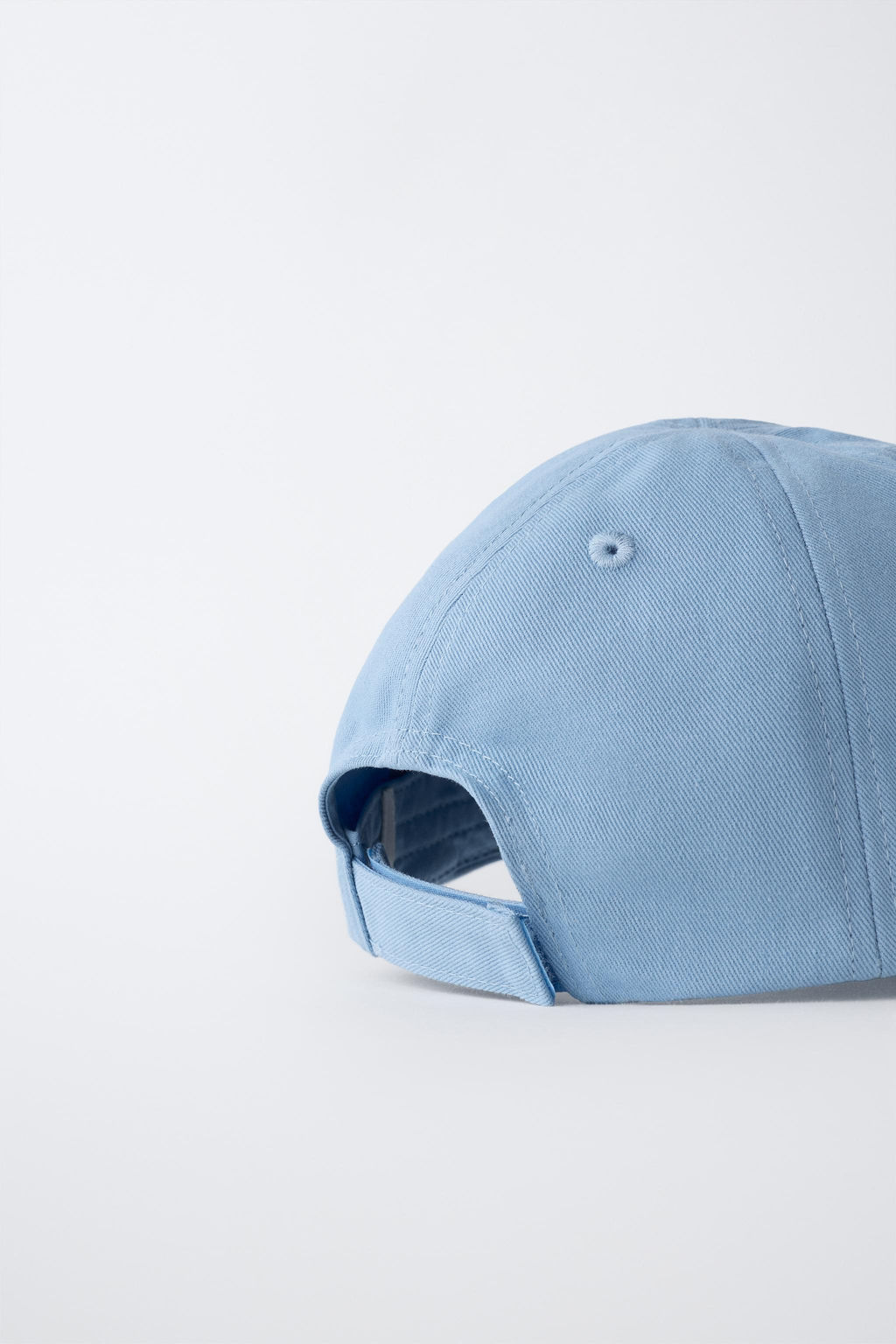 GORRA VARSITY BORDADO / Azul claro