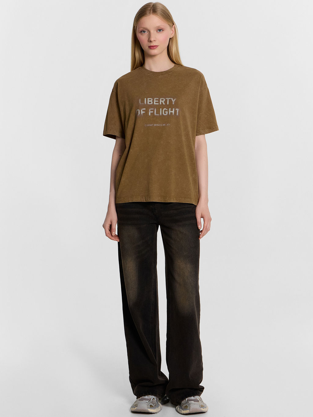 Футболка женская коричневая с обработкой эйсид и надписью Liberty of flight - Mark formelle фото 3