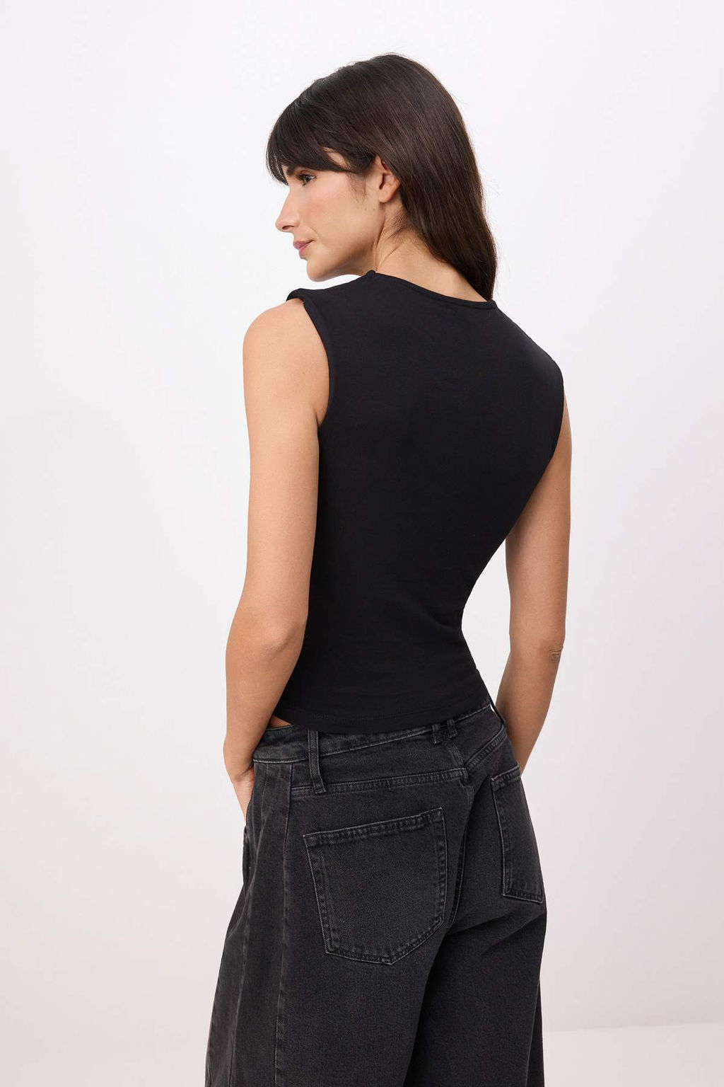 Siyah Duz Fitted Bisiklet Yaka Kolsuz Yumusak Orme Bluz TWOSS26BZ00635