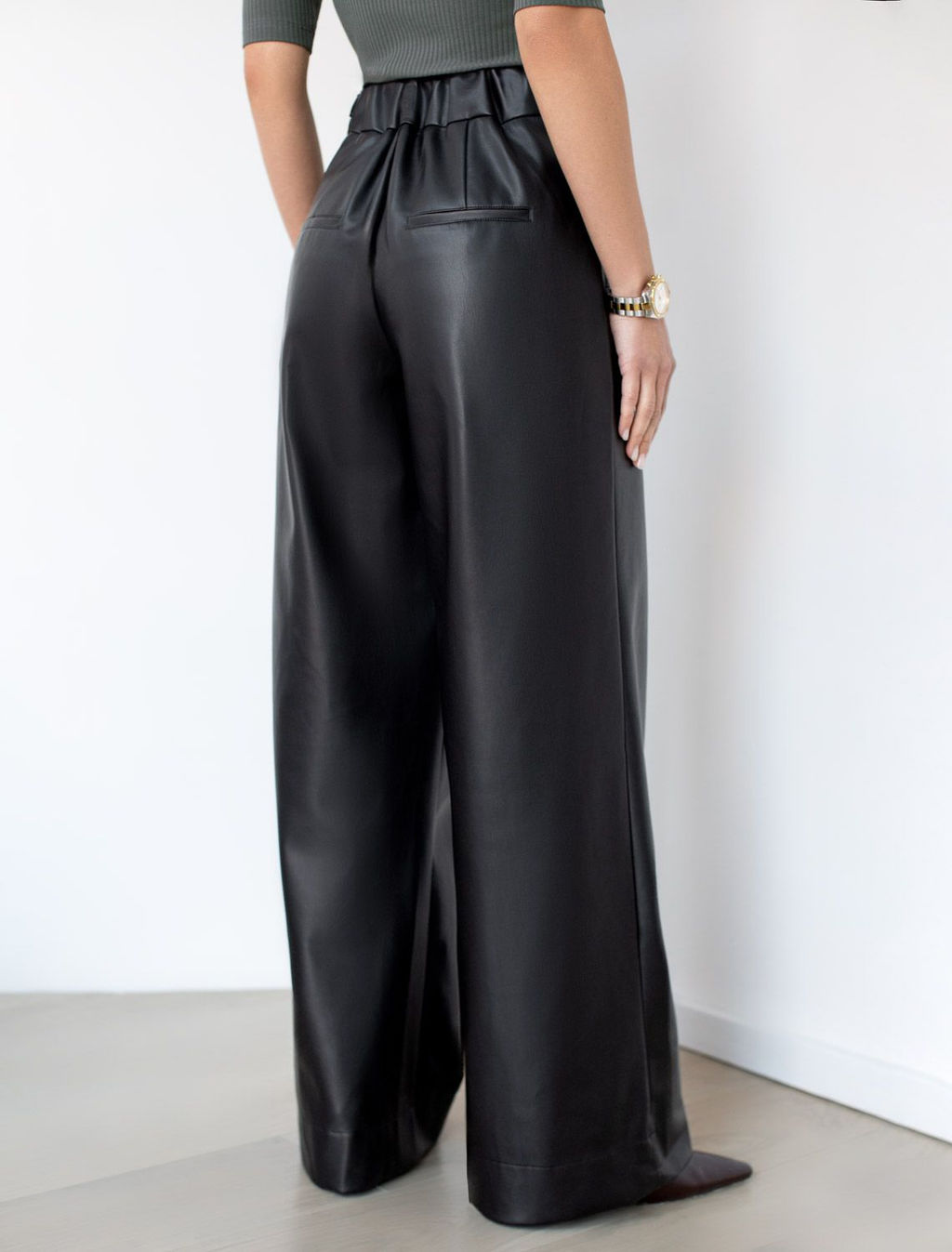 Широкие кожаные брюки-трубы с поясом - Vilatte фото 2