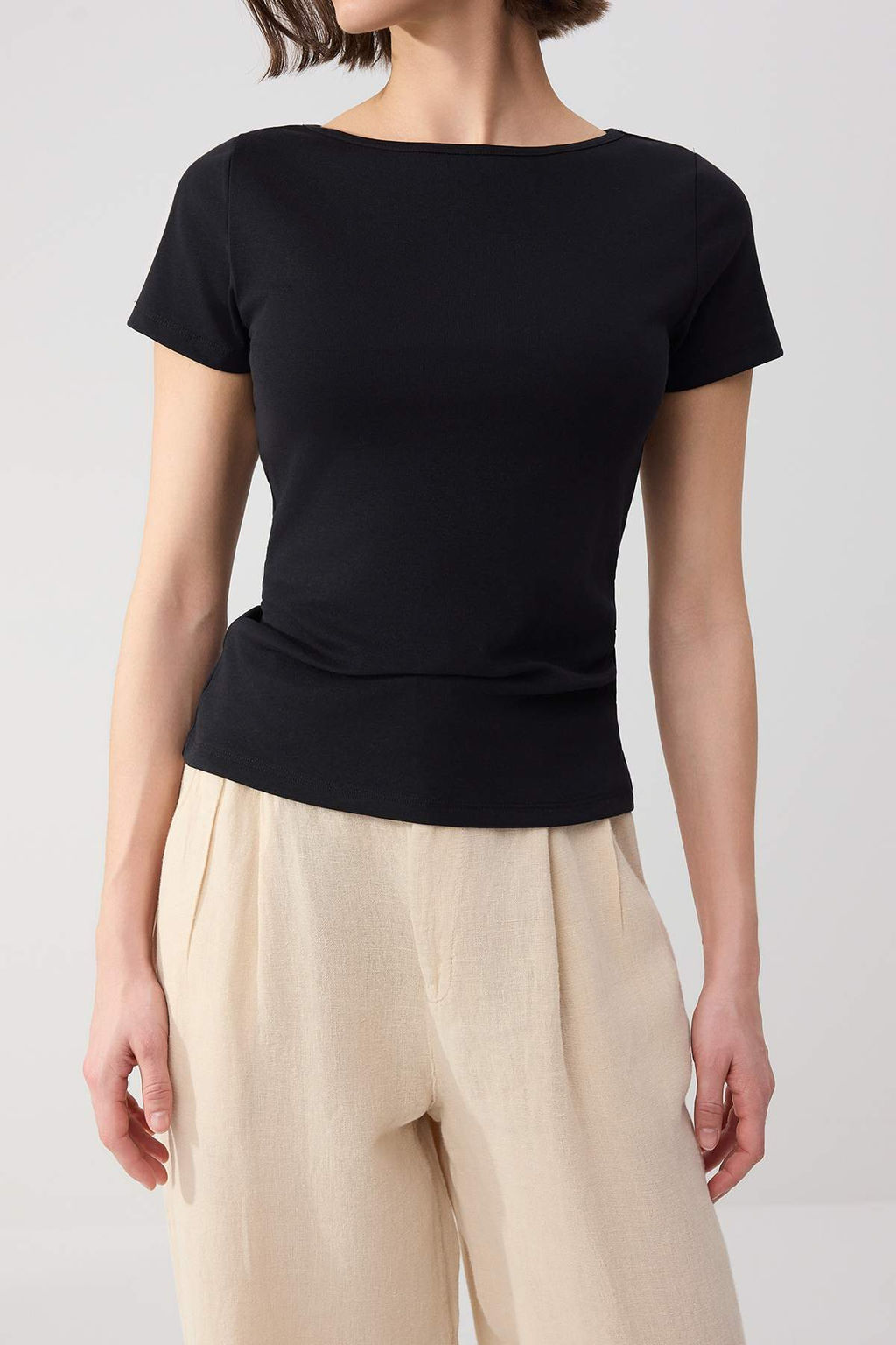 Wardrobe Essentials-Siyah Fitted/Vucuda Oturan Kay?k Yaka K?sa Kollu Orme T-Shirt TWOSS26TS00070